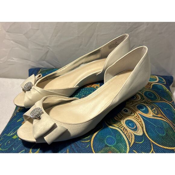 David’s Bridal White Satan Open Toe Wedge Shoes, Rebecca SZ 10, 1 1/2 Heel - Picture 4 of 9